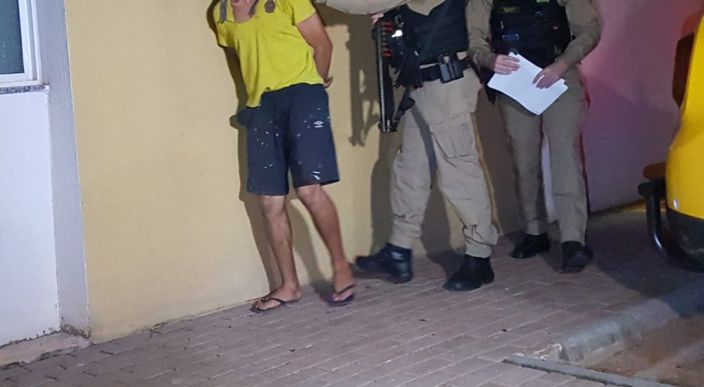 Homem é preso após furtar cachaça e dinheiro em mercado de Corbélia