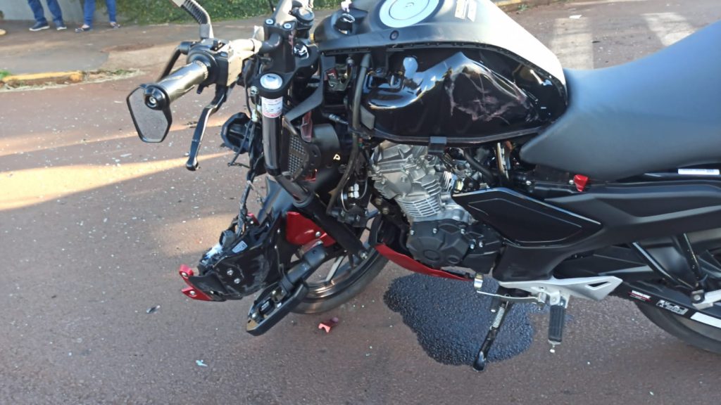 Moto tem a frente destruída em forte batida com carro em Toledo