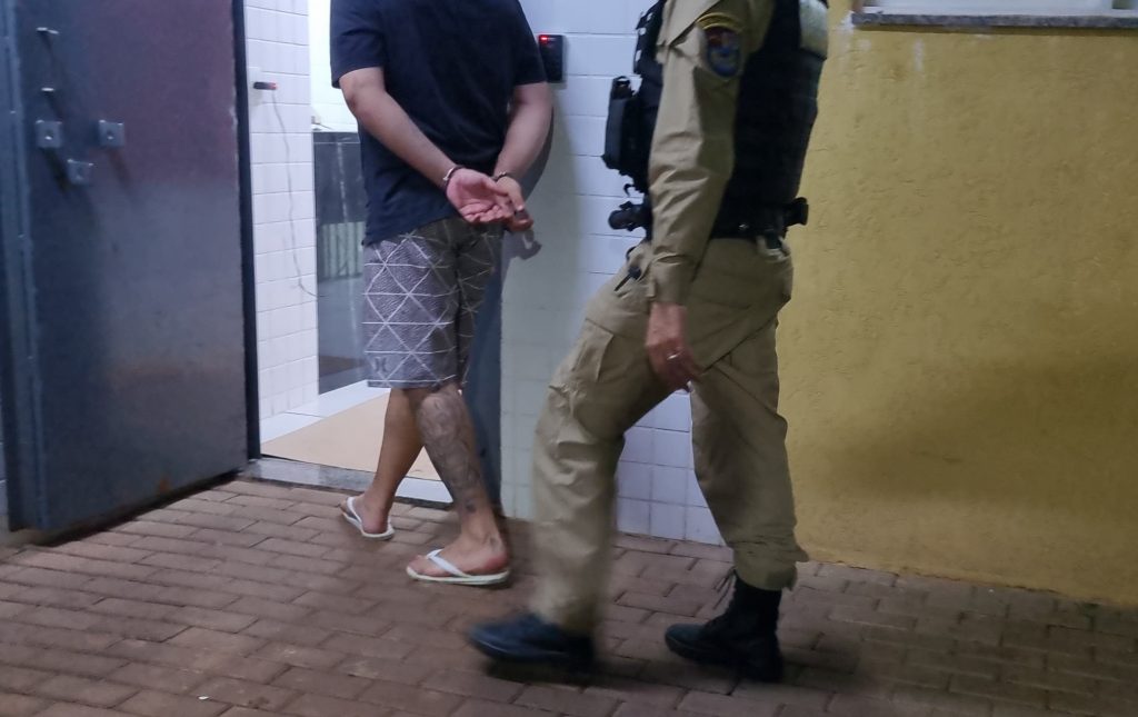 Condutor tenta fuga da PM na contramão, causa acidente e é preso com haxixe