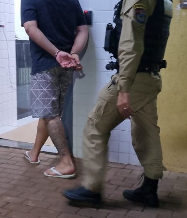 Imagem referente a Condutor tenta fuga da PM na contramão, causa acidente e é preso com haxixe