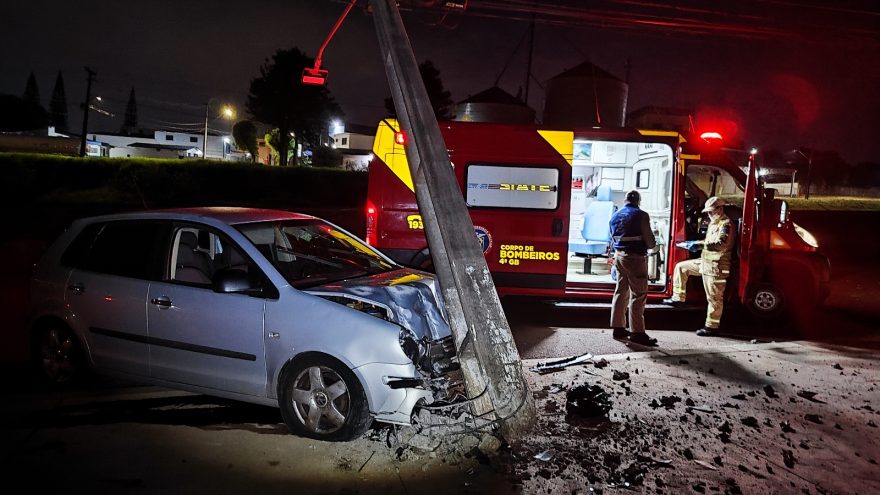 Poste fica pendurado após ser atingido por Polo na marginal da BR-277; condutor fratura o nariz