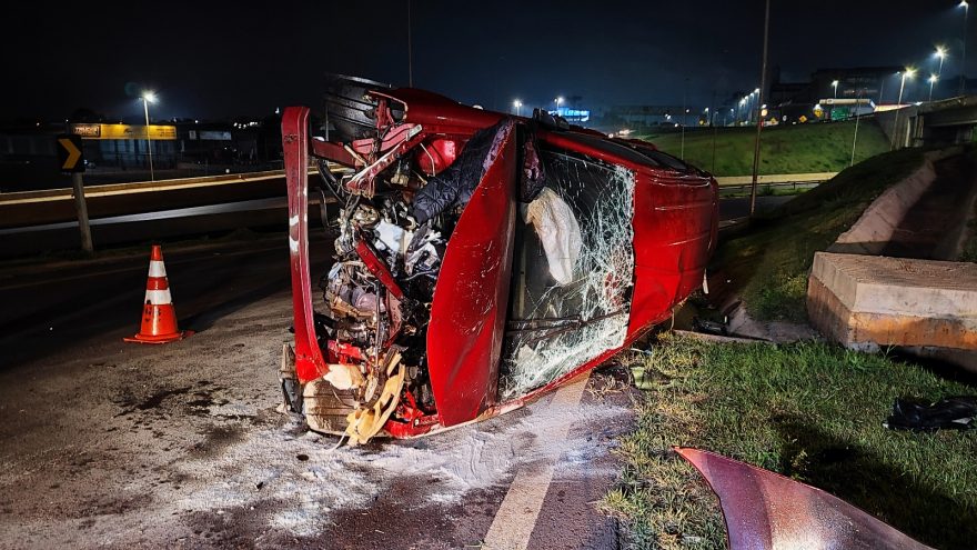 Jovem escapa com vida de grave capotamento no Trevo Cataratas; Etios ficou ‘irreconhecível’