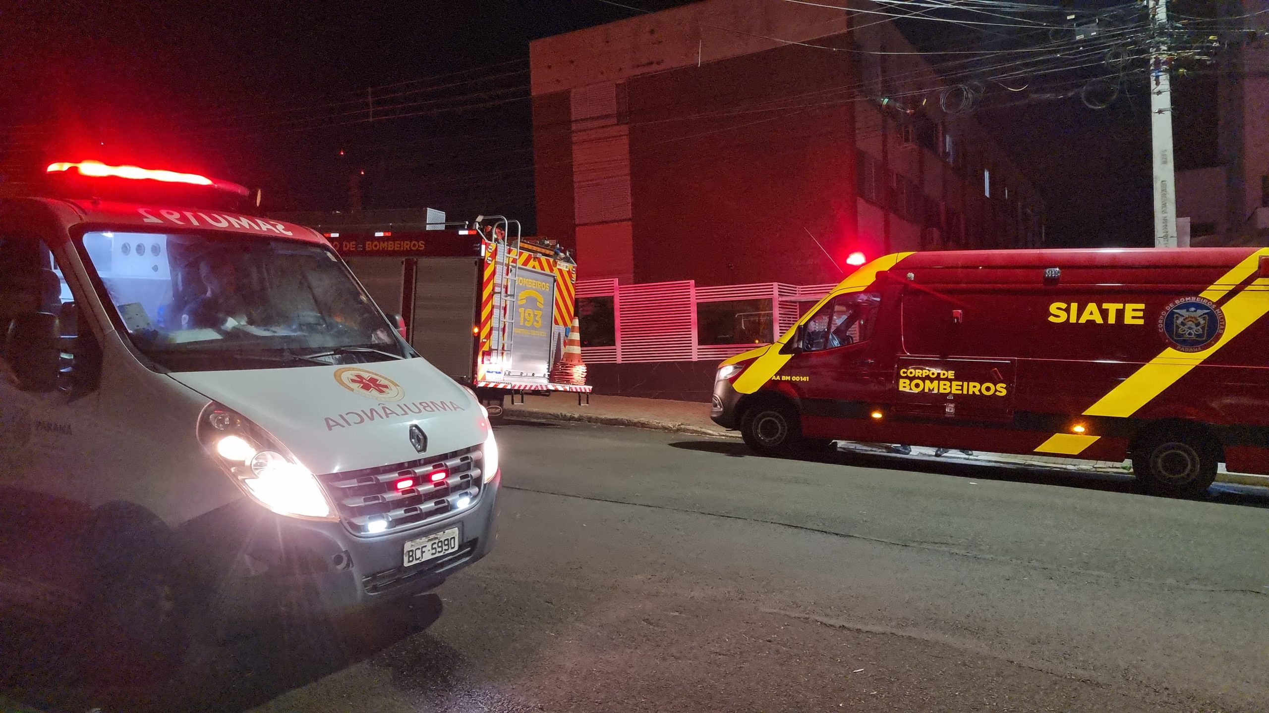 Jovem sobrevive após cair do terceiro andar de prédio na madrugada da Sexta-feira Santa Jovem sobrevive após cair do terceiro andar de prédio na madrugada da Sexta-feira Santa