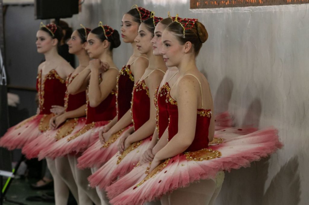 Escola de Dança Teatro Guaíra encanta mais de 850 alunos com espetáculo em colégio estadual Escola de Dança Teatro Guaíra encanta mais de 850 alunos com espetáculo em colégio estadual