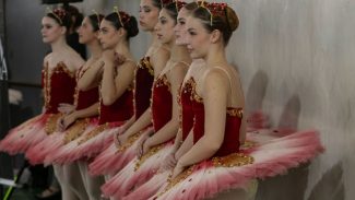 Escola de Dança Teatro Guaíra encanta mais de 850 alunos com espetáculo em colégio estadual