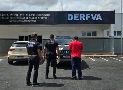 Advogado e cliente são presos tentando retirar carro apreendido com documentos falsos Advogado e cliente são presos tentando retirar carro apreendido com documentos falsos