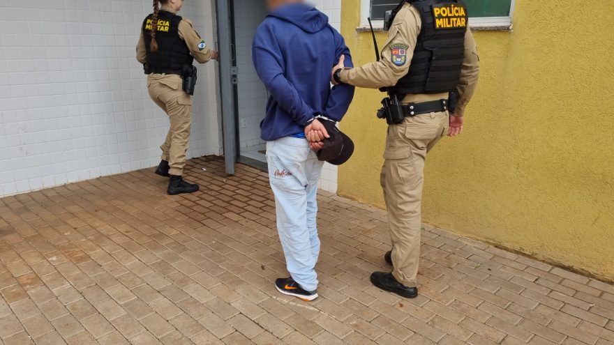 Randandan que deu errado: jovem de moto fura semáforos na frente da PM e acaba detido