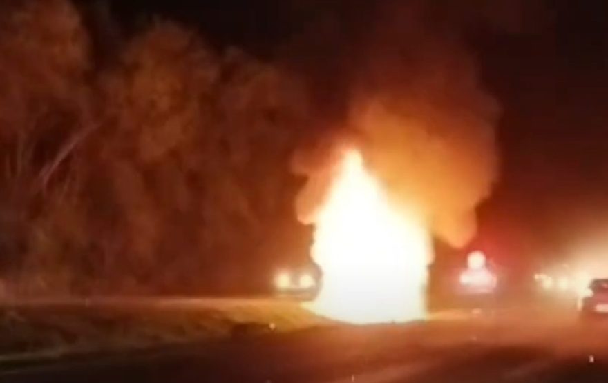 Colisão traseira na BR-277 em Matelândia provoca incêndio e deixa motorista gravemente ferido