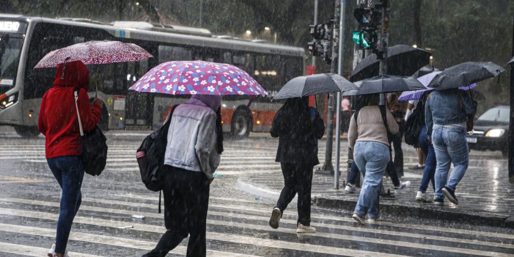 Feriadão deve ter chuva e queda de temperatura no centro-sul do país Feriadão deve ter chuva e queda de temperatura no centro-sul do país