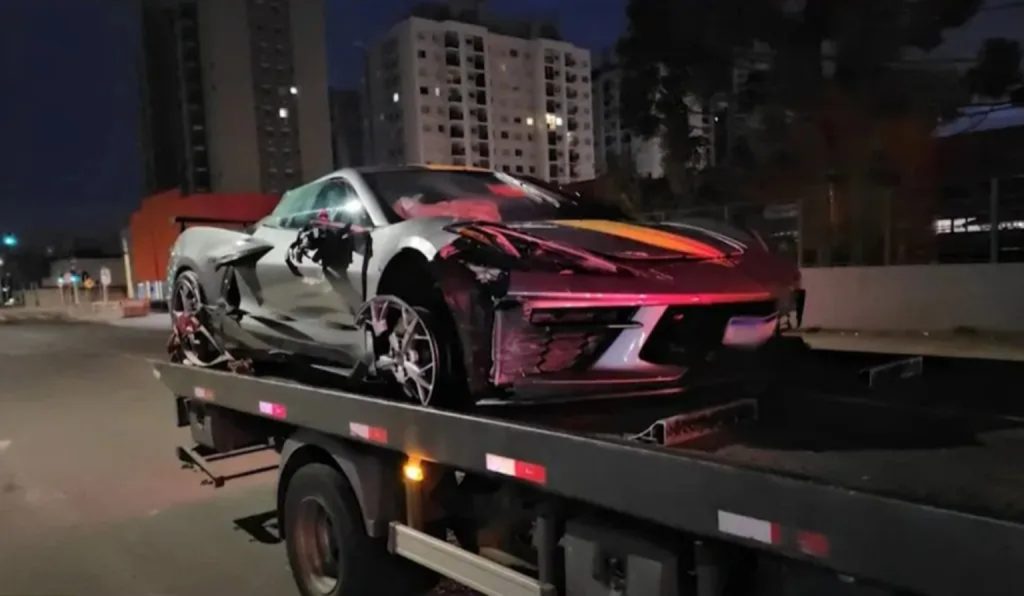 Fuga em Corvette milionário: Polícia procura influenciador após acidente com carro de luxo Fuga em Corvette milionário: Polícia procura influenciador após acidente com carro de luxo