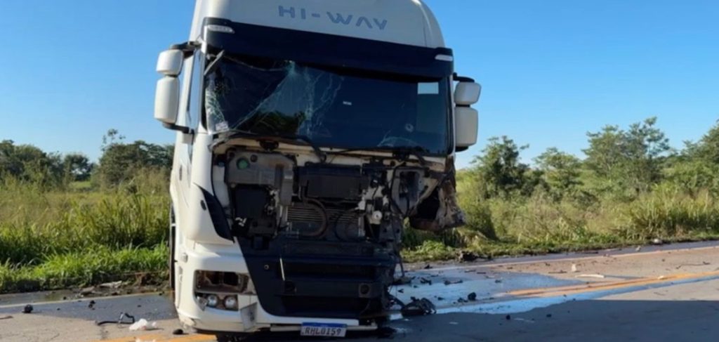 Acidente grave na BR-163: condutor de VW T Cross perde a vida em batida com carreta Acidente grave na BR-163: condutor de VW T Cross perde a vida em batida com carreta