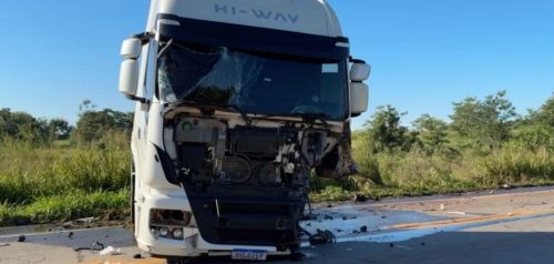 Acidente grave na BR-163: condutor de VW T Cross perde a vida em batida com carreta Acidente grave na BR-163: condutor de VW T Cross perde a vida em batida com carreta