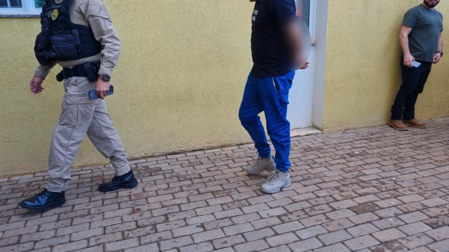 Motorista esconde arma embaixo da cadeirinha de veículo, mas é desvendado e preso no Periolo