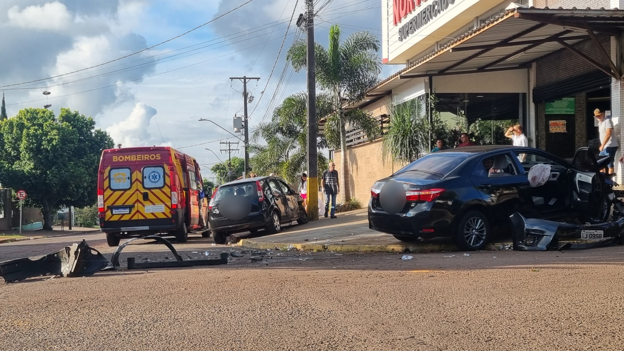 Pancada! Grave acidente entre carros é registrado no Bairro Santo Onofre