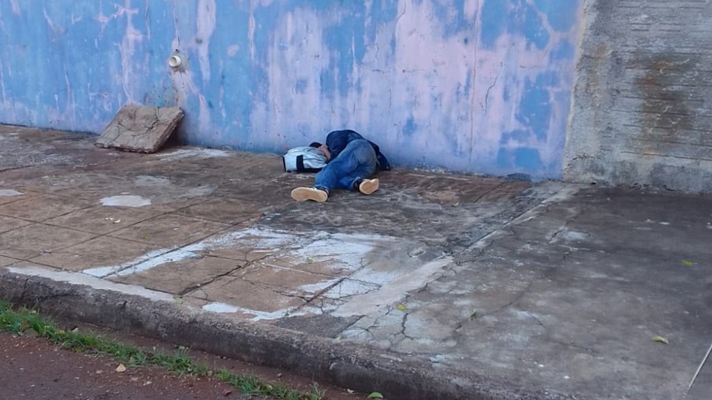Moradores imploram por socorro por homem que está desmaiado em Cascavel: “ninguém vem atender” Moradores imploram por socorro por homem que está desmaiado em Cascavel: “ninguém vem atender”