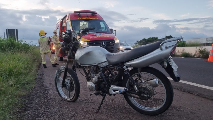 Rapaz cai de moto na PRc-467 em Cascavel e fica ferido
