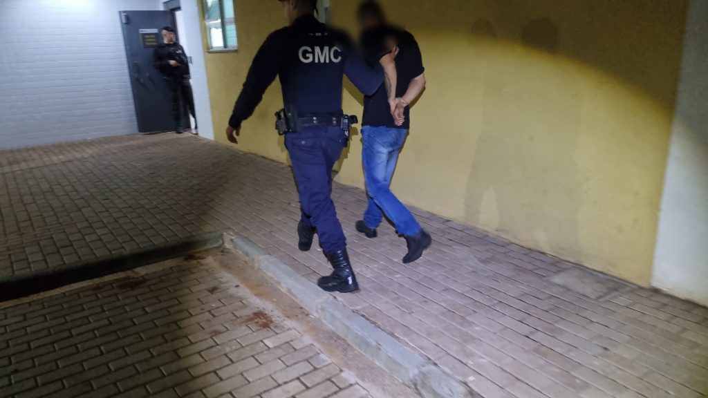 Rapaz é preso com placa de moto adulterada e drogas no Bairro Periolo Rapaz é preso com placa de moto adulterada e drogas no Bairro Periolo