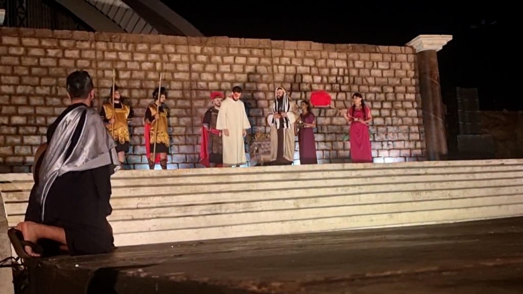 Cascavel revive a Paixão de Cristo na tradicional Via Sacra da Sexta-feira Santa Cascavel revive a Paixão de Cristo na tradicional Via Sacra da Sexta-feira Santa