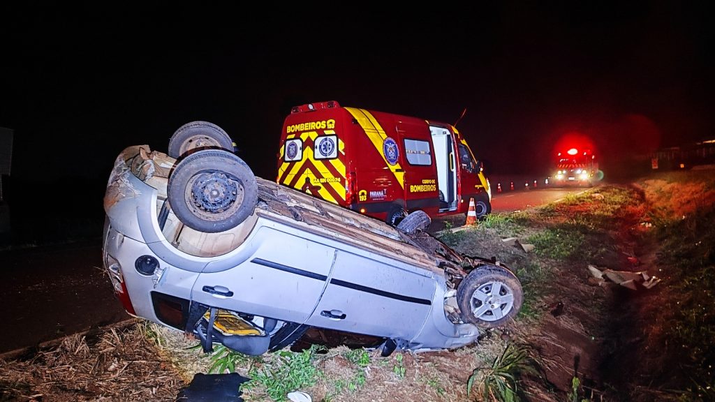 Fiesta capota várias vezes e deixa dois jovens feridos na BR-467 em Cascavel