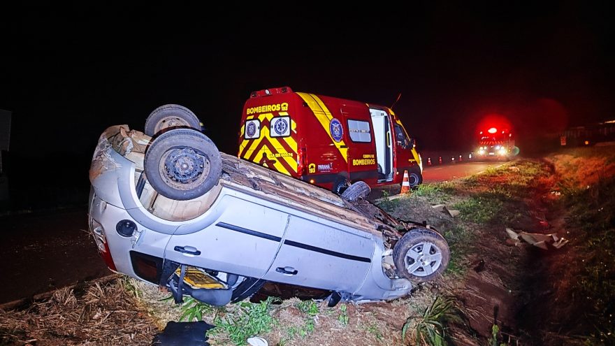 Fiesta capota várias vezes e deixa dois jovens feridos na BR-467 em Cascavel