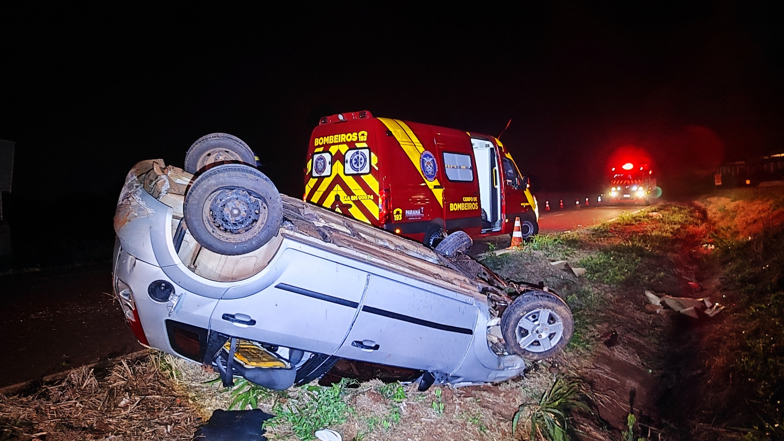 Fiesta capota várias vezes e deixa dois jovens feridos na BR-467 em Cascavel