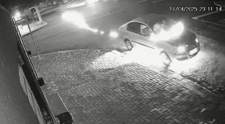 Imagens mostram momento em que Polo pega fogo em movimento no Centro; populares e bombeiros interviram