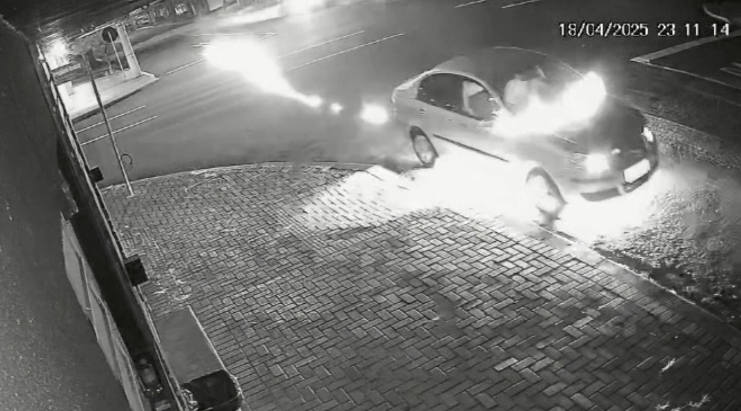 Imagens mostram momento em que Polo pega fogo em movimento no Centro; populares e bombeiros interviram