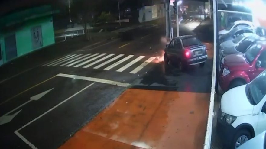 Câmera de segurança flagra violência de batida entre carro e poste no São Cristóvão