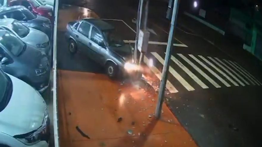 Por outro ângulo: Veja violência de batida entre carro e poste no São Cristóvão