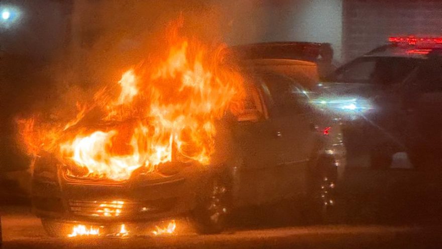 Polo pega fogo em movimento e motorista escapa ileso no Centro