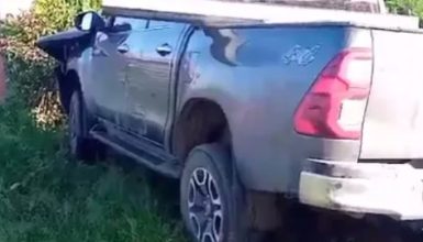 Imagem referente a Caminhonete invade casa e mata pai e filho enquanto tomavam café