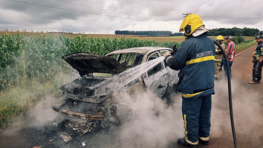 Megane é completamente destruído em incêndio na PR-486, em Cascavel