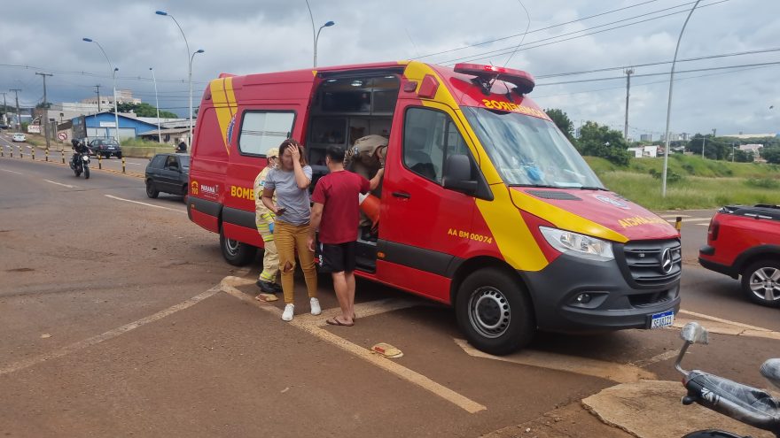 Vítima de acidente é socorrida pelo Siate na marginal da PRc-467, em Cascavel