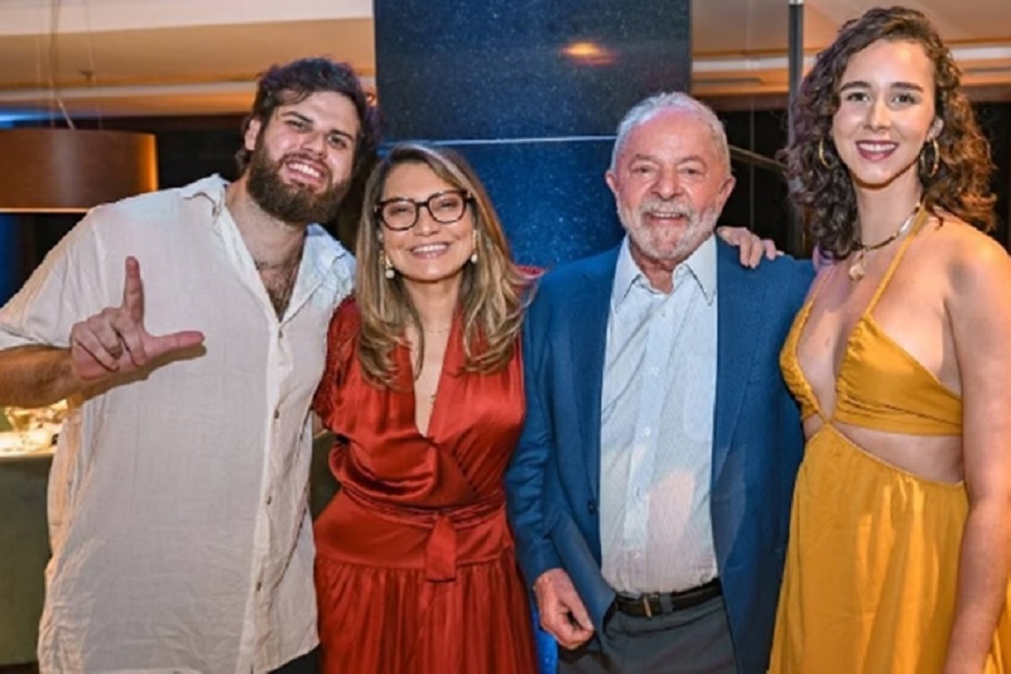 Lula viaja para São Paulo para casamento do neto Lula viaja para São Paulo para casamento do neto
