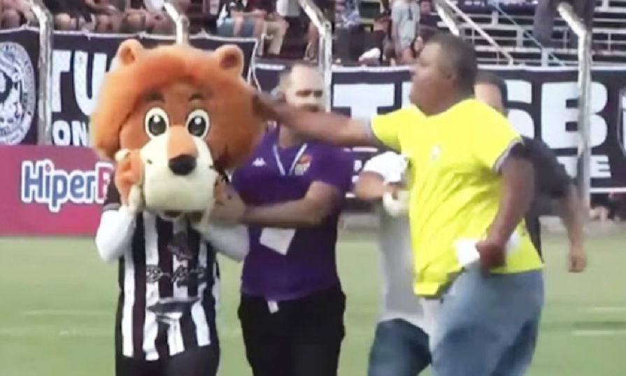 Mascote provoca adversário e leva soco em jogo no interior Mascote provoca adversário e leva soco em jogo no interior