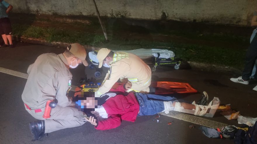 Motociclista fratura a perna em acidente na Rua Minas Gerais