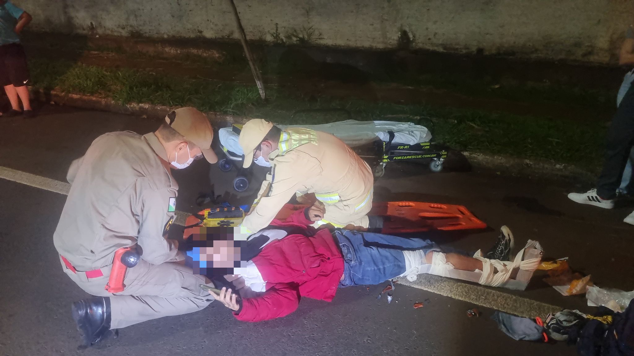Motociclista fratura a perna em acidente na Rua Minas Gerais Motociclista fratura a perna em acidente na Rua Minas Gerais