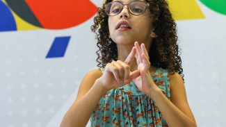 Hoje é Dia destaca a alfabetização de pessoas com deficiência auditiva