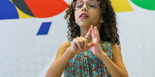 Hoje é Dia destaca a alfabetização de pessoas com deficiência auditiva Imagem referente a Hoje é Dia destaca a alfabetização de pessoas com deficiência auditiva