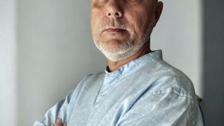 Programa de rádio veicula sambas para entender o Brasil