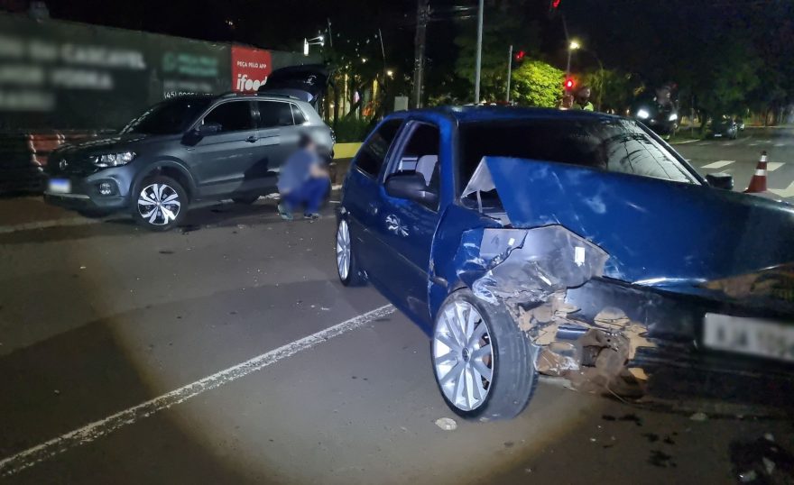 Condutor abandona Gol após colidir na traseira de T-Cross estacionado no Centro de Cascavel