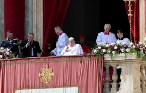 Papa Francisco faz apelo por paz e ajuda aos necessitados em mensagem de Páscoa Papa Francisco faz apelo por paz e ajuda aos necessitados em mensagem de Páscoa