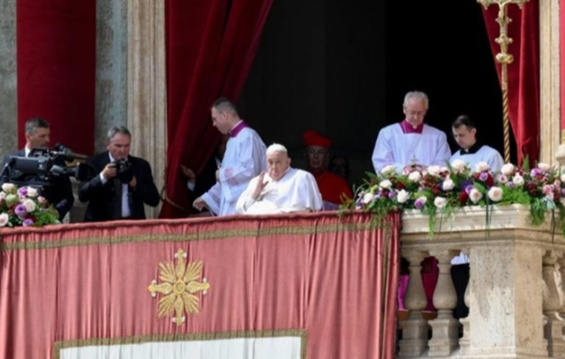 Papa Francisco faz apelo por paz e ajuda aos necessitados em mensagem de Páscoa Papa Francisco faz apelo por paz e ajuda aos necessitados em mensagem de Páscoa