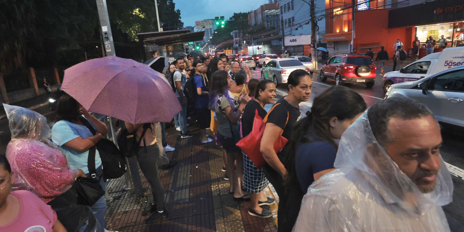 Chuva de sábado em cidades paulistas supera o previsto para todo o mês Chuva de sábado em cidades paulistas supera o previsto para todo o mês