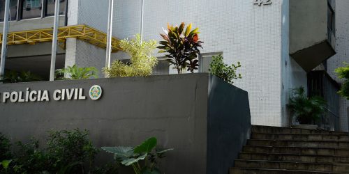 Três homens são presos suspeitos de planejar matar morador de rua Imagem referente a Três homens são presos suspeitos de planejar matar morador de rua