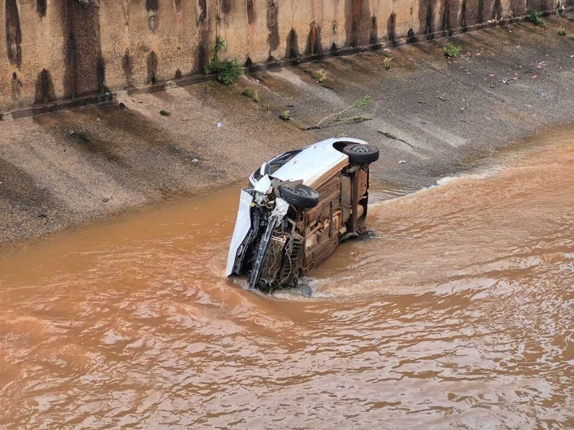 Carro cai em córrego e deixa três feridos Carro cai em córrego e deixa três feridos