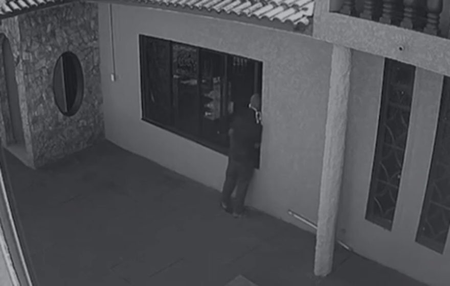 Câmera registra “amostradinho” entrando em estabelecimento para furtar bebidas