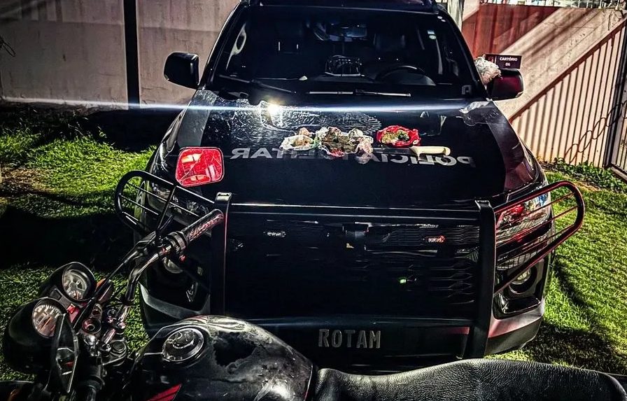 PM apreende drogas e recupera moto furtada em Arapongas