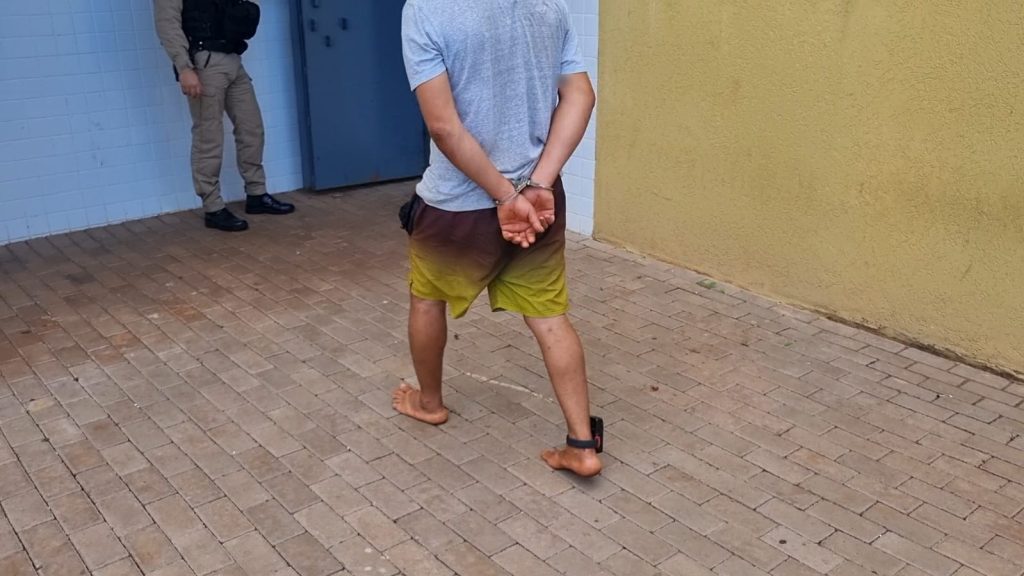Monitorado por tornozeleira eletrônica, homem é preso após ameaçar a própria mãe
