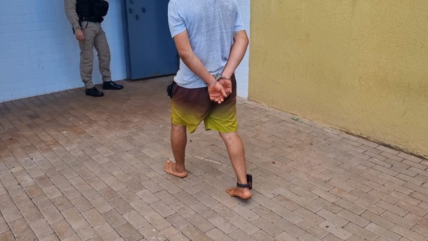 Monitorado por tornozeleira eletrônica, homem é preso após ameaçar a própria mãe